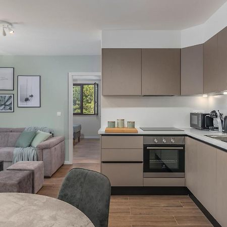 Just Renovated Stylish 2 Bedrooms Apartment Only A Few Steps From The Beach! Новиград Екстериор снимка