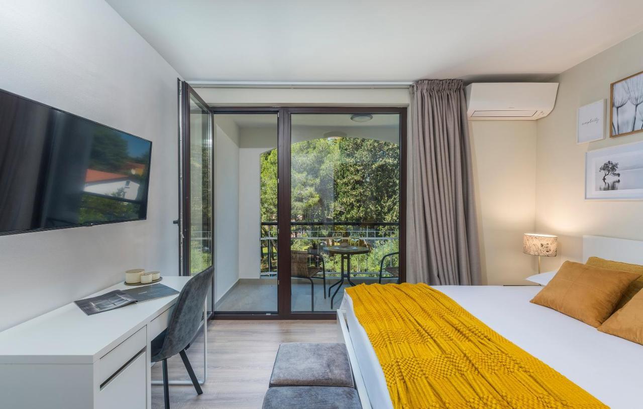 Just Renovated Stylish 2 Bedrooms Apartment Only A Few Steps From The Beach! Новиград Екстериор снимка