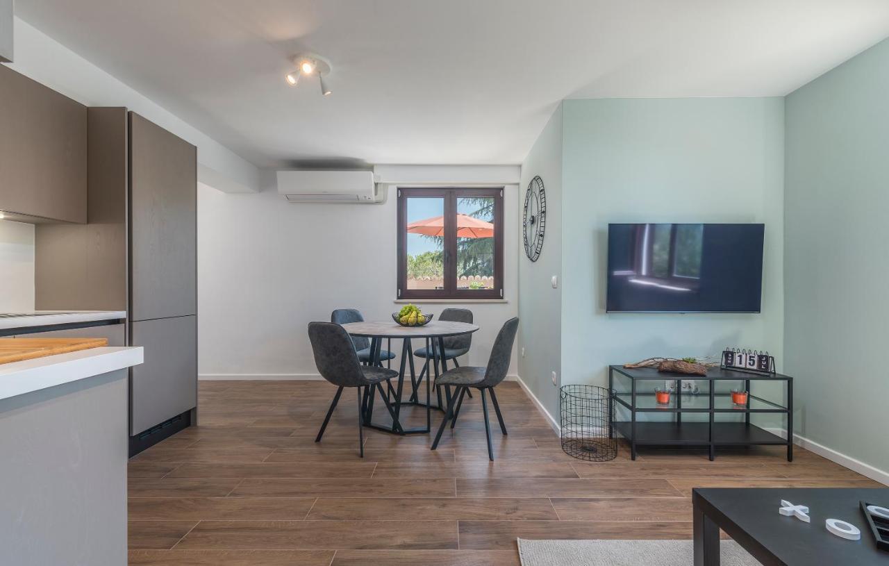 Just Renovated Stylish 2 Bedrooms Apartment Only A Few Steps From The Beach! Новиград Екстериор снимка