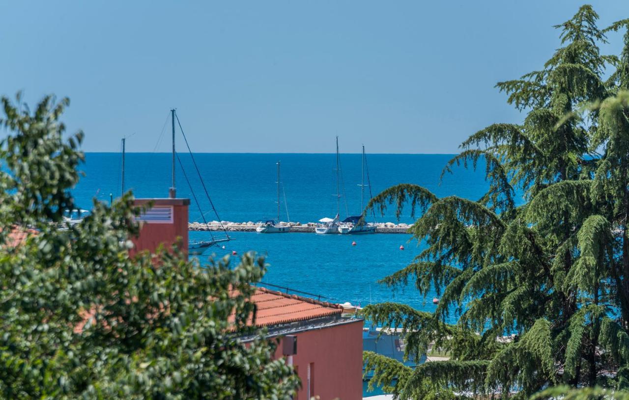 Just Renovated Stylish 2 Bedrooms Apartment Only A Few Steps From The Beach! Новиград Екстериор снимка