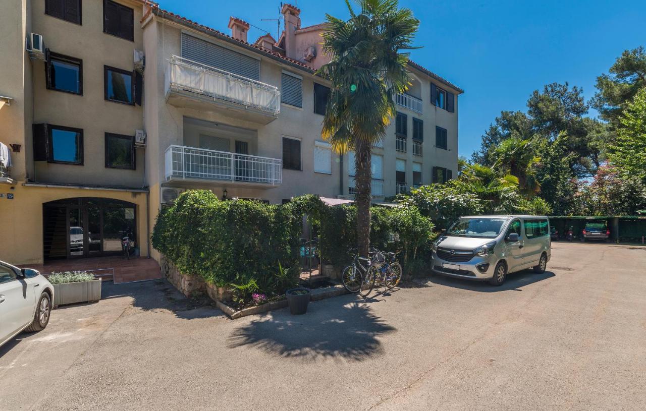 Just Renovated Stylish 2 Bedrooms Apartment Only A Few Steps From The Beach! Новиград Екстериор снимка