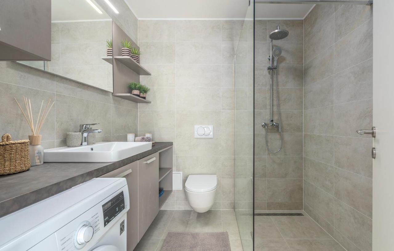 Just Renovated Stylish 2 Bedrooms Apartment Only A Few Steps From The Beach! Новиград Екстериор снимка