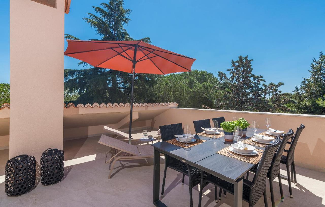 Just Renovated Stylish 2 Bedrooms Apartment Only A Few Steps From The Beach! Новиград Екстериор снимка